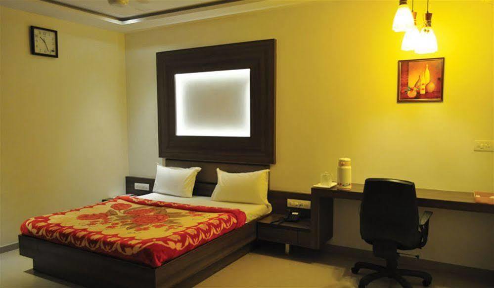 Hotel Kamran Palace Ahmedabad Extérieur photo