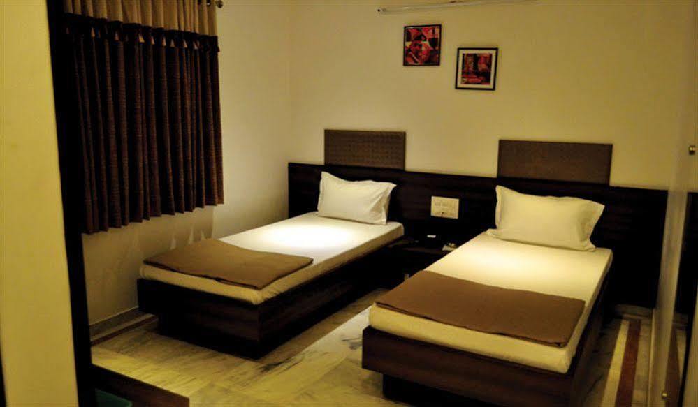 Hotel Kamran Palace Ahmedabad Extérieur photo