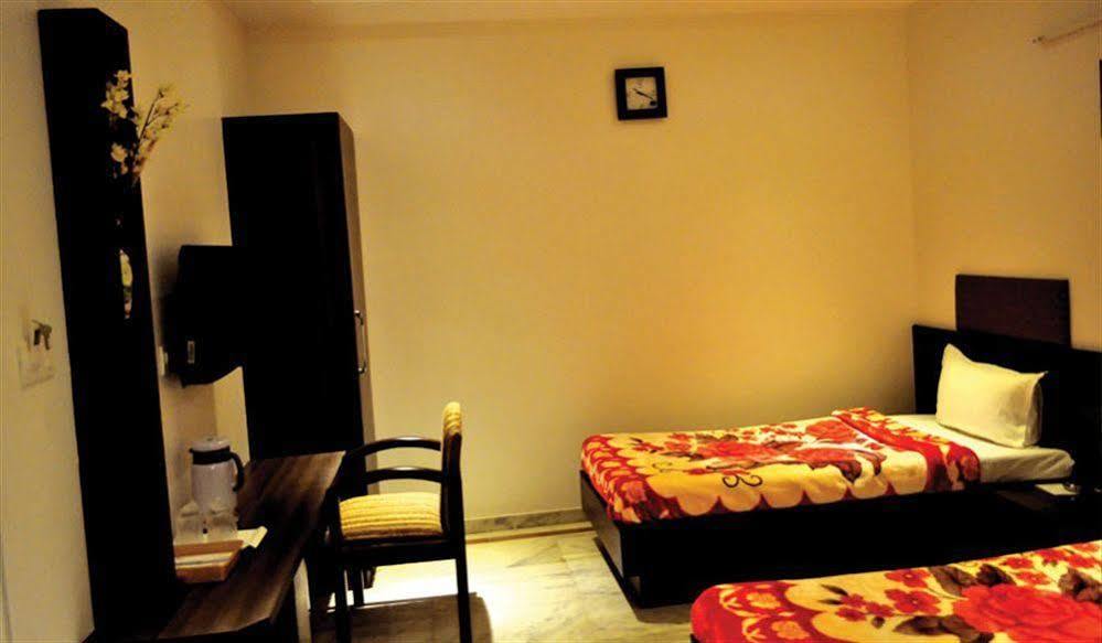 Hotel Kamran Palace Ahmedabad Extérieur photo